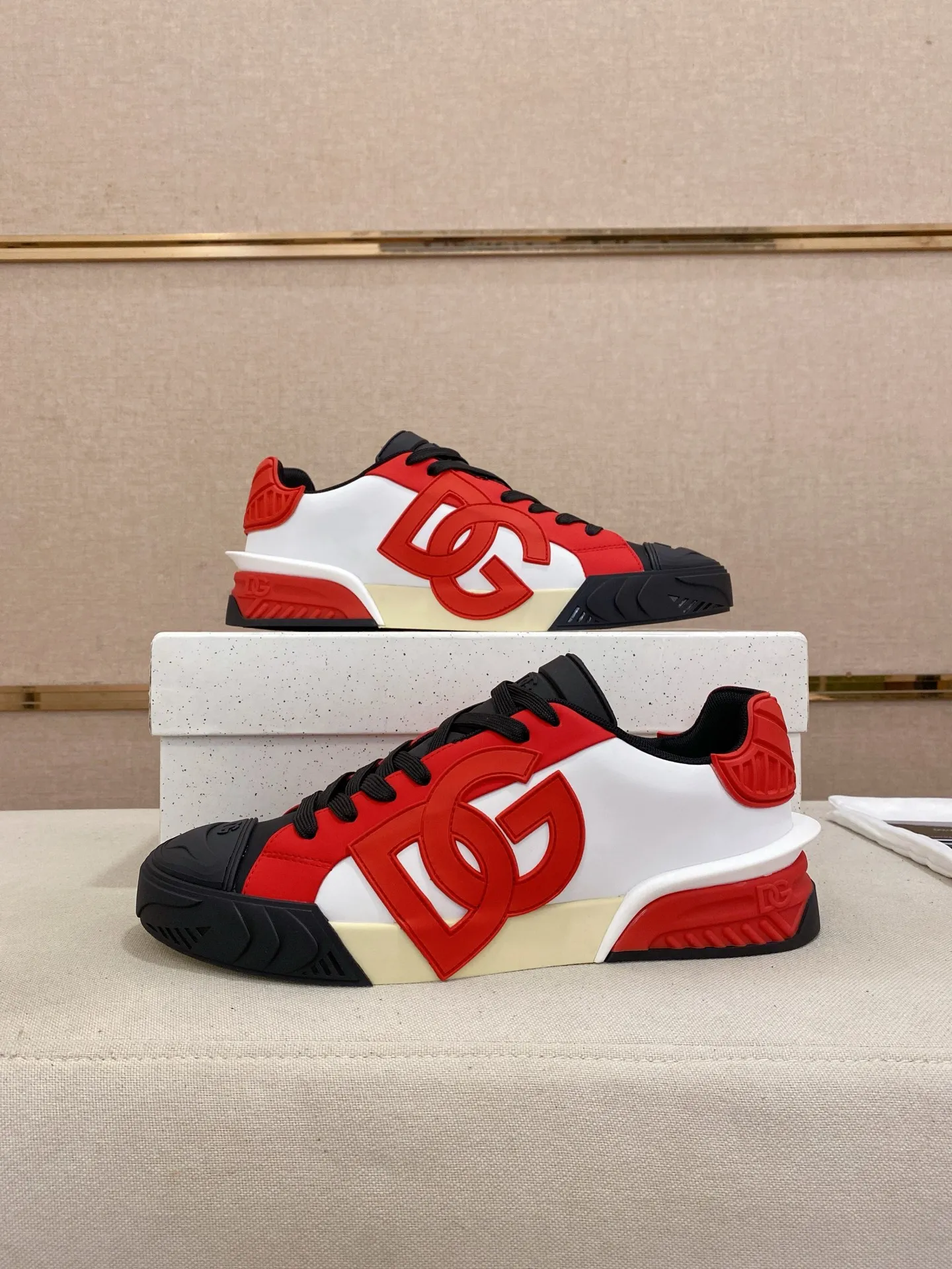 Men's shoes 💰: 660💰 (top quality) The latest sports style DG hot model recommendation, 👉 first launch of men's shoes 😻 I am really crazy about it, top design, impeccable comfort, absolute best-seller, imported cowhide upper, full cowhide lining🐂. Original replica, the latest cool outsole 💥👟Number of codes: 38-44 (45/custom-made, non-refundable)
